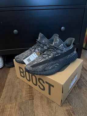 Yeezy Boost 350 V2 Black & Grey Knit Sneaker